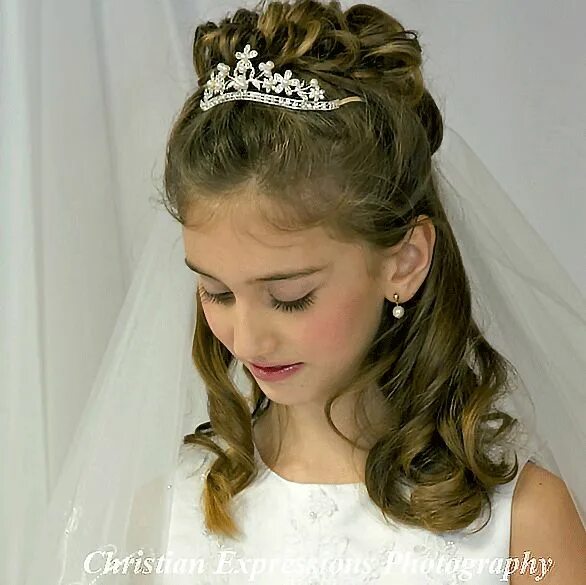 Прическа для девочки с диадемой First Communion Tiaras-T703 First communion hairstyles, Communion hairstyles, Fi