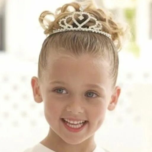 Прическа для девочки с диадемой Princess hair! Flower girl hairstyles, Kids hair salon, Hair styles