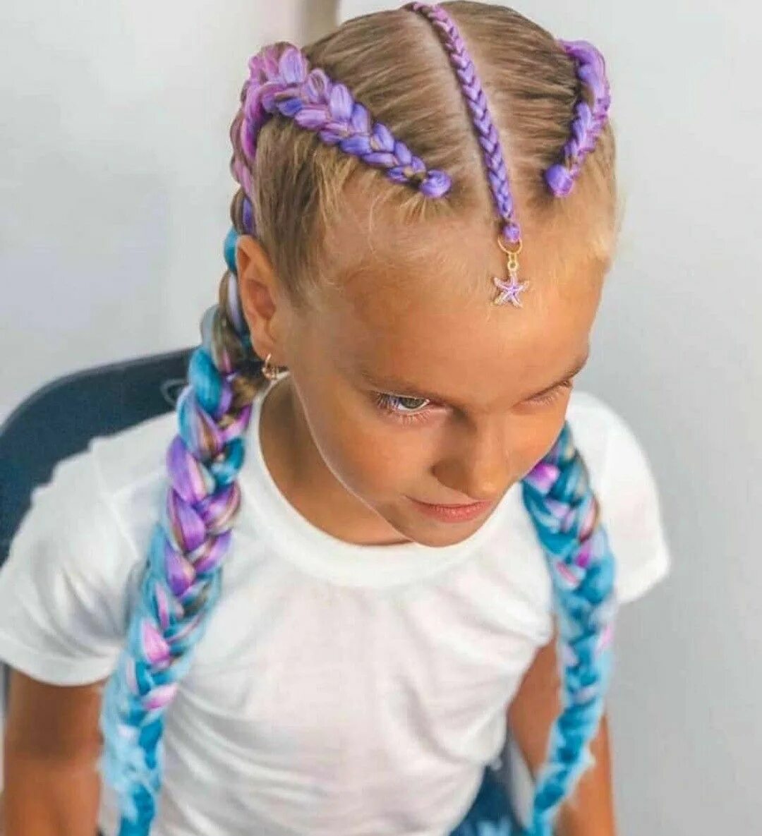 Прическа для девочки с косичками впереди Pin on Peinados para las princesas de la casa. Kids hairstyles, Kids braided hai