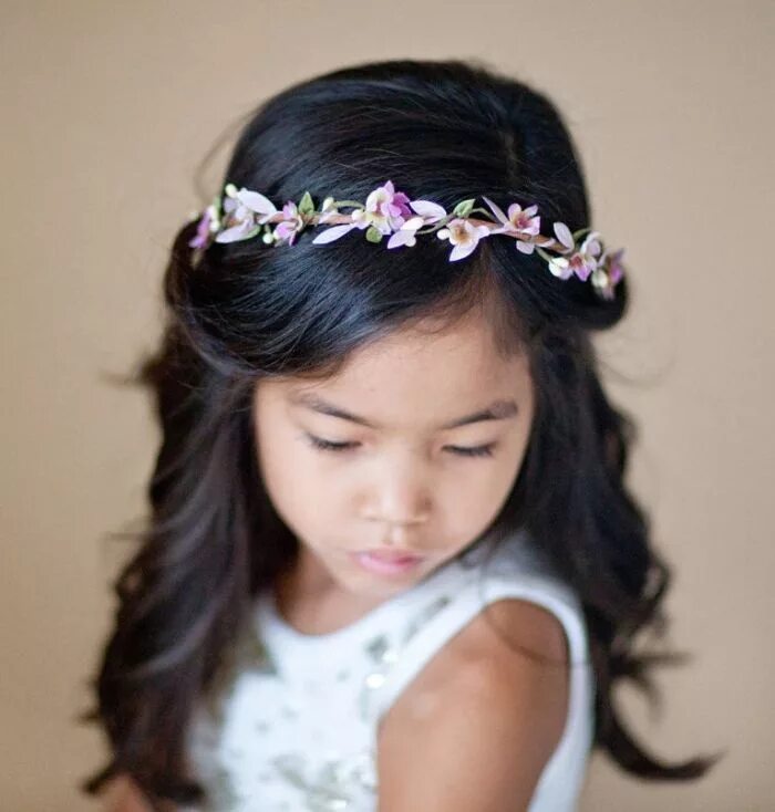 Прическа для девочки с ободком из цветов 12 Adorable Flower Girl Hair Accessories Flower girl hairstyles, Flower girl hai