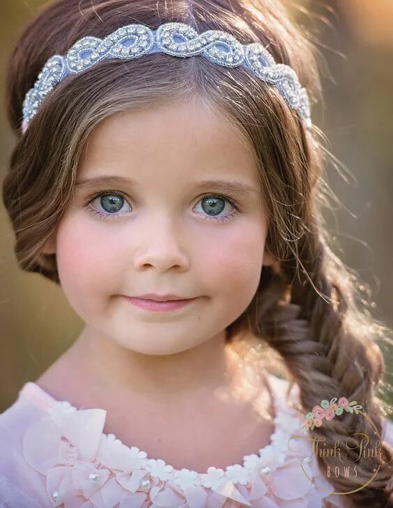 Прическа для девочки с ободком на праздник Pin by Lost & Found on Fashion for children Flower girl hairstyles, Baby hair bo