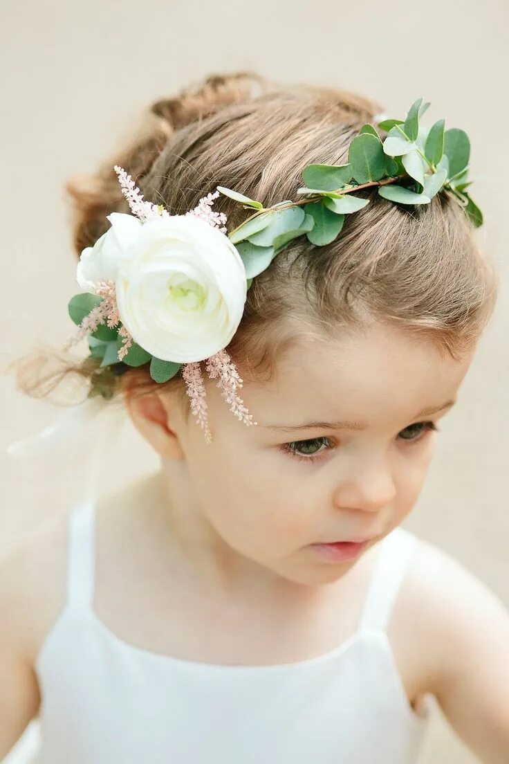 Прическа для девочки цветок FLOWER GIRL: A halo with the greenery of parvifolia eucalyptus and white waxflow