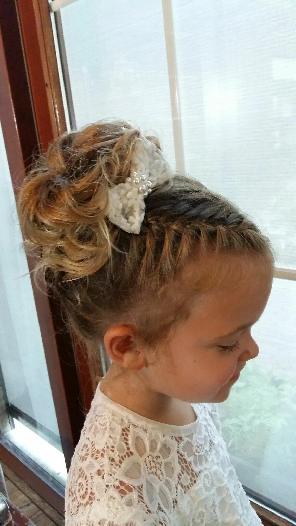 Прическа для девочки в садик на утренник Pin on Bruiloft ideetjes Girl hair dos, Flower girl hairstyles, Flower girl wedd