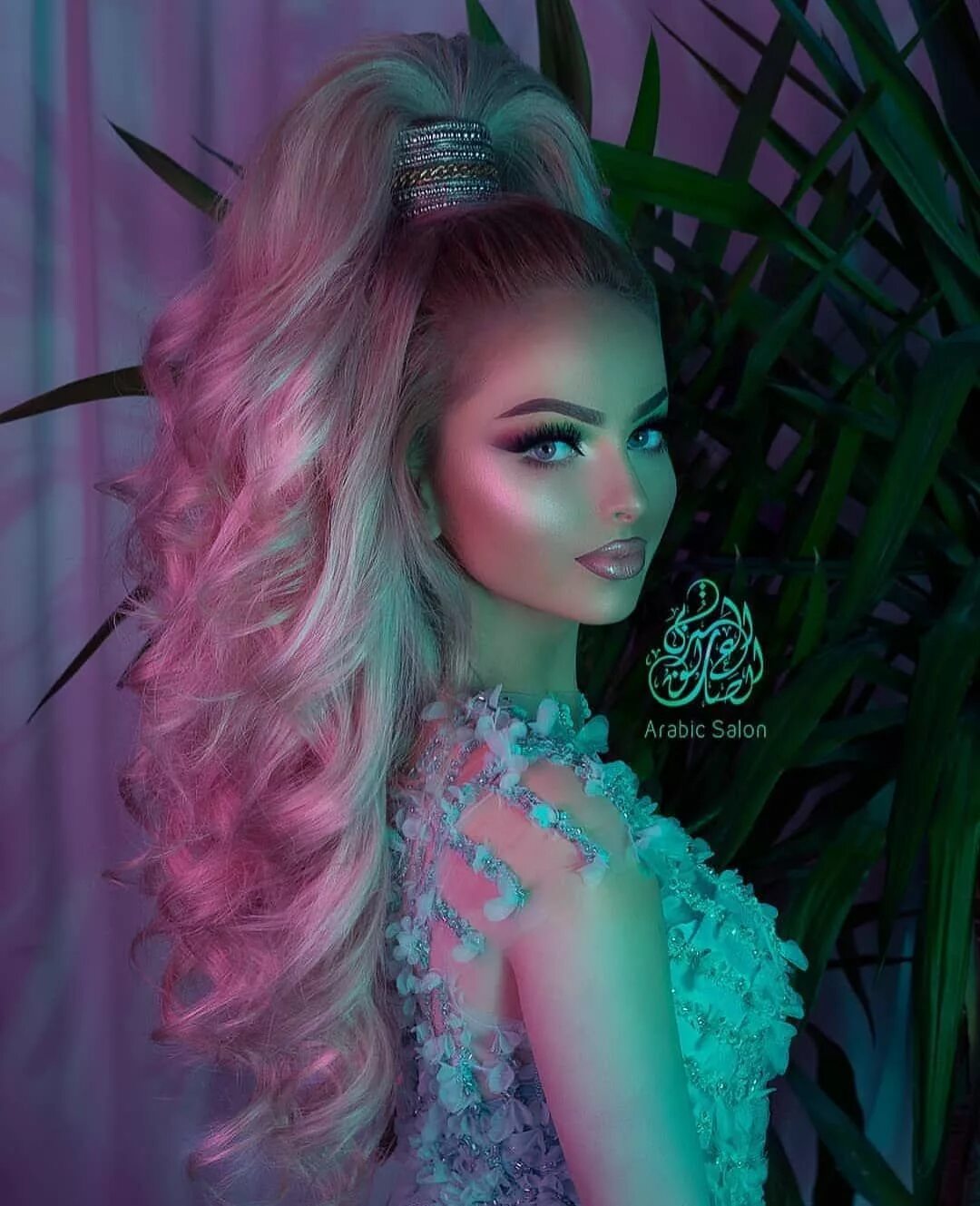 Прическа для девочки в стиле барби Bild könnte enthalten: 1 Person Wedding hairstyles with crown, Hair styles, Brid