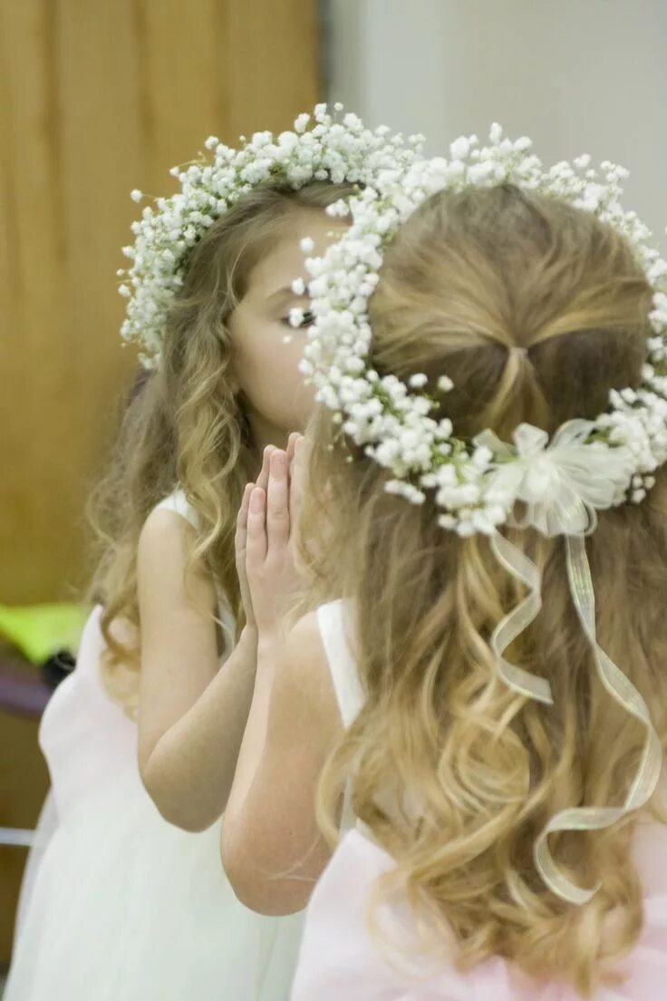 Прическа для девочки веночек Pin by Claudia García on Peinados Flower girl hairstyles, Flower girl crown, Flo