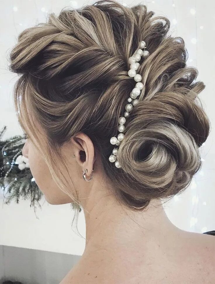 Прическа для гости фото The Most Romantic Bridal Updos Wedding Hairstyles Medium hair styles, Bridal hai