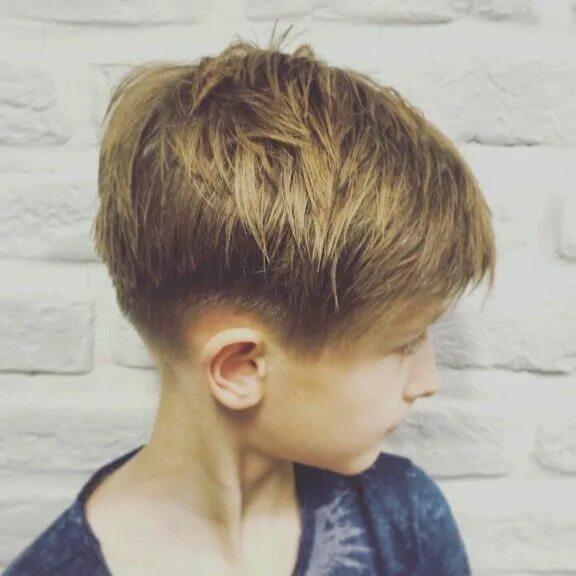 Прическа для мальчика с длинной макушкой Boy haircut Coupe de cheveux garcon, Coupes de cheveux garçons, Coupe de cheveux