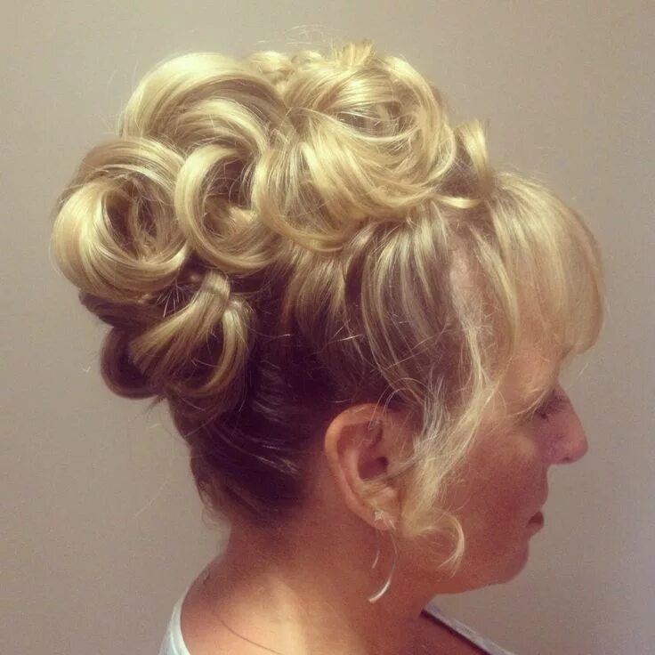 Прическа для мамы фото Mother of the bride hair, high updo Mother of the bride hair, Mom hairstyles, Ha