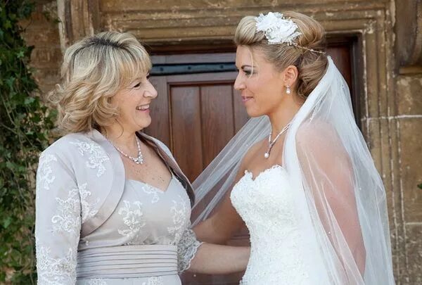 Прическа для мамы на свадьбу Mother of the Bride Hairstyles: 15 Effortlessly Gorgeous Ideas Mother of the bri