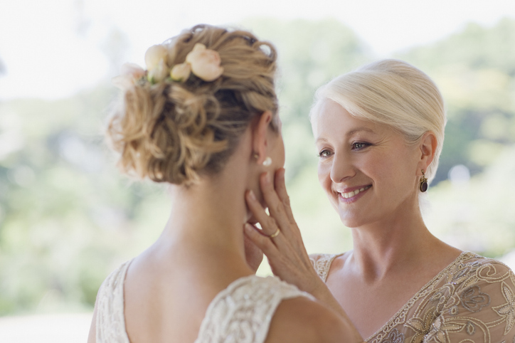 Прическа для мамы на свадьбу Did She Upstage the Bride? Mother-of-the-Bride's Dress Sparks a Viral Debate Abo