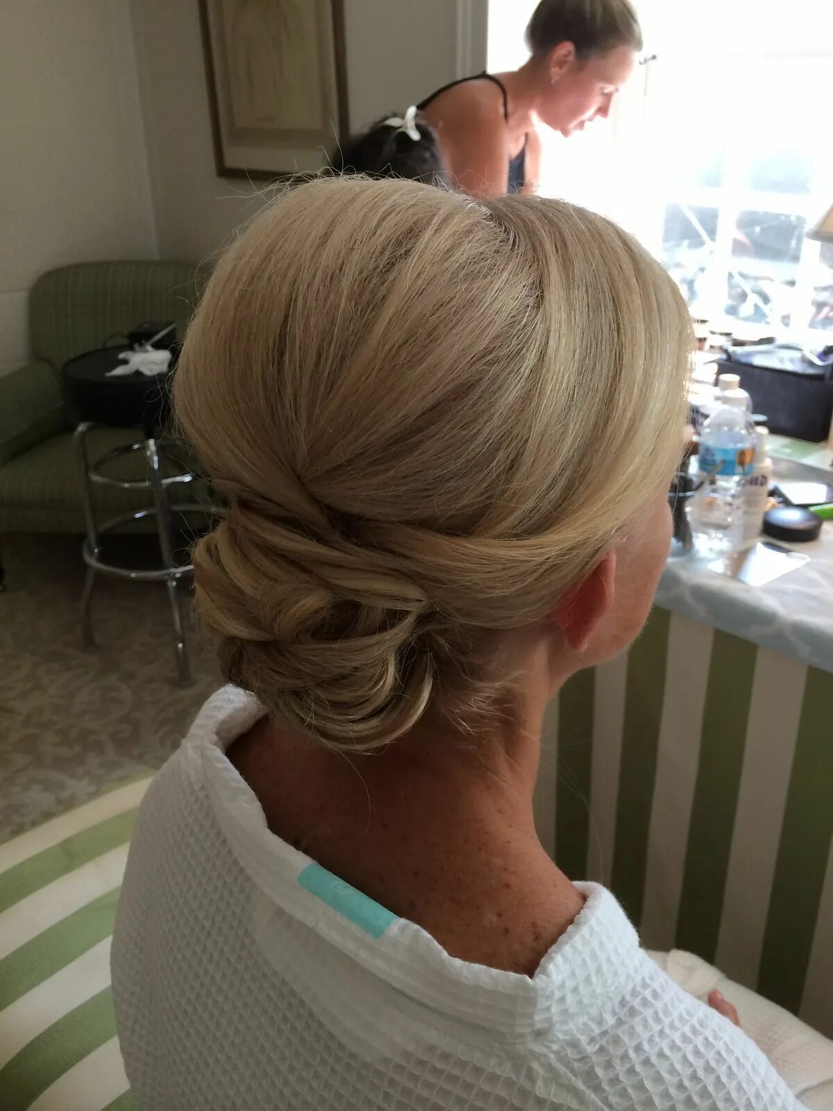 Прическа для мамы невесты на средние волосы Mother of the bride updo Mother of the groom hairstyles, Mom hairstyles, Mother 