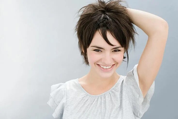 Прическа для непослушных волос для женщин 7 Straight Hairstyles for Short Hair That Aren't Boring Short hair styles, Shiny