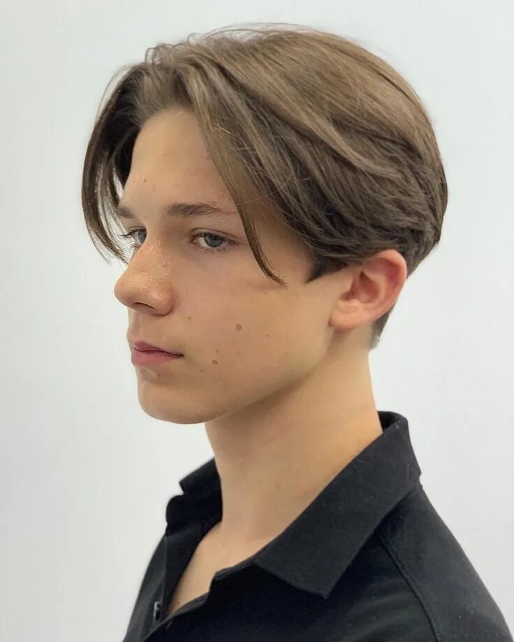 Прическа для подростка мальчика на длинные волосы Bild könnte enthalten: eine oder mehrere Personen und Nahaufnahme Boy haircuts l