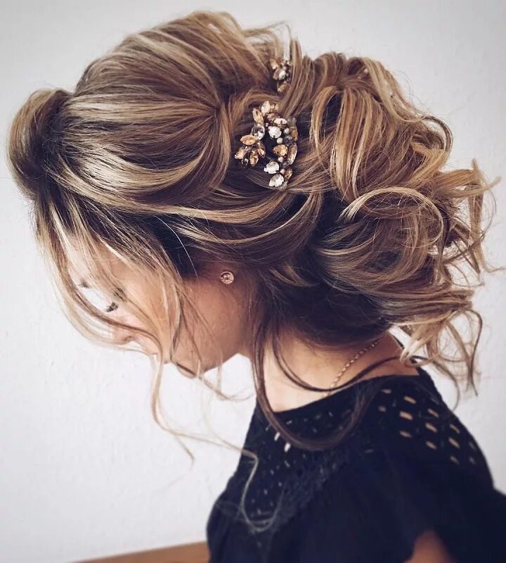 Прическа для подружки на средние волосы Chic messy bridal hair updo Dance hairstyles, Wedding hairstyles medium length, 