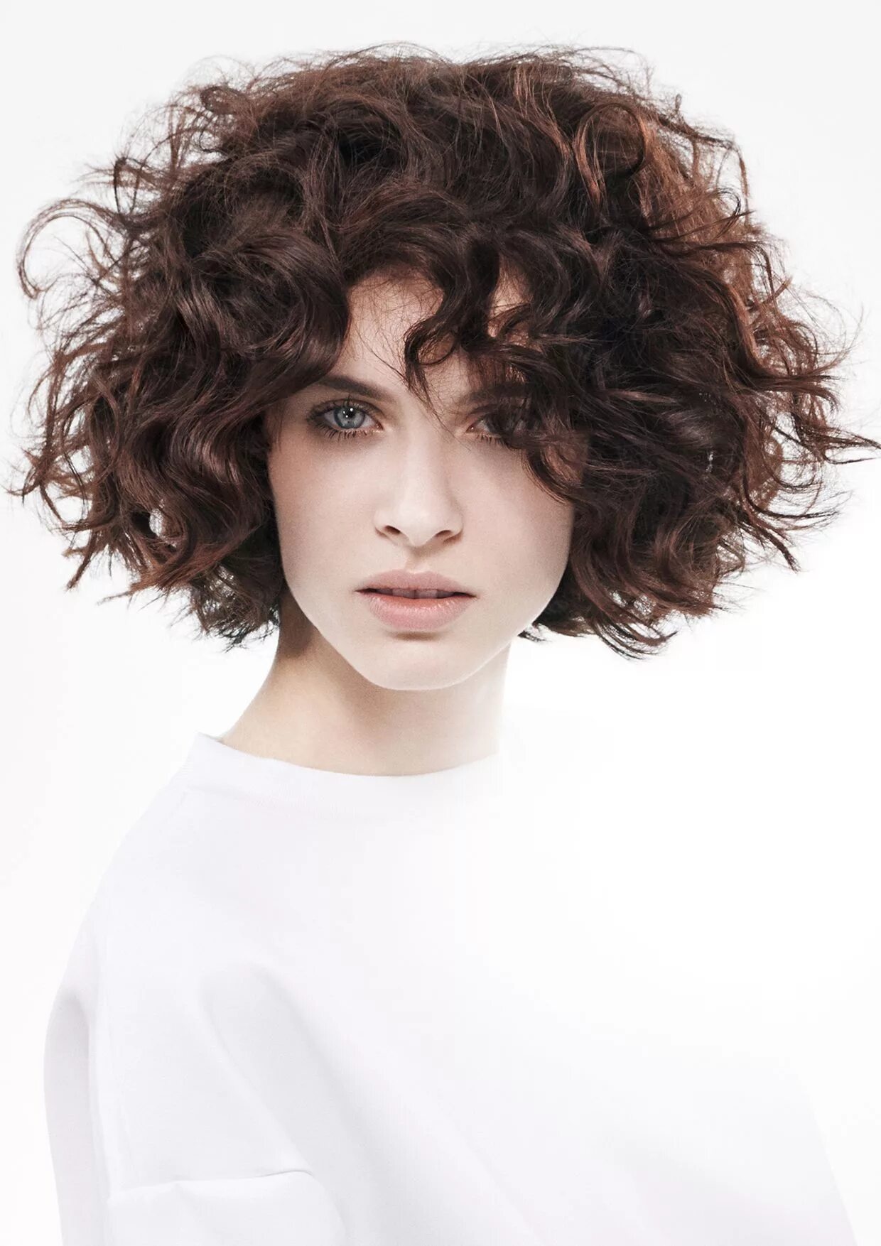 Прическа для пушистых волос женская Sassoon Academy Radiant FW2015 Curly hair styles, How to curl short hair, Short 