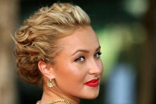 Прическа для женщин на вечер Actress Hayden Panettiere arrives at the 61st Primetime Emmy Awards... Short wed