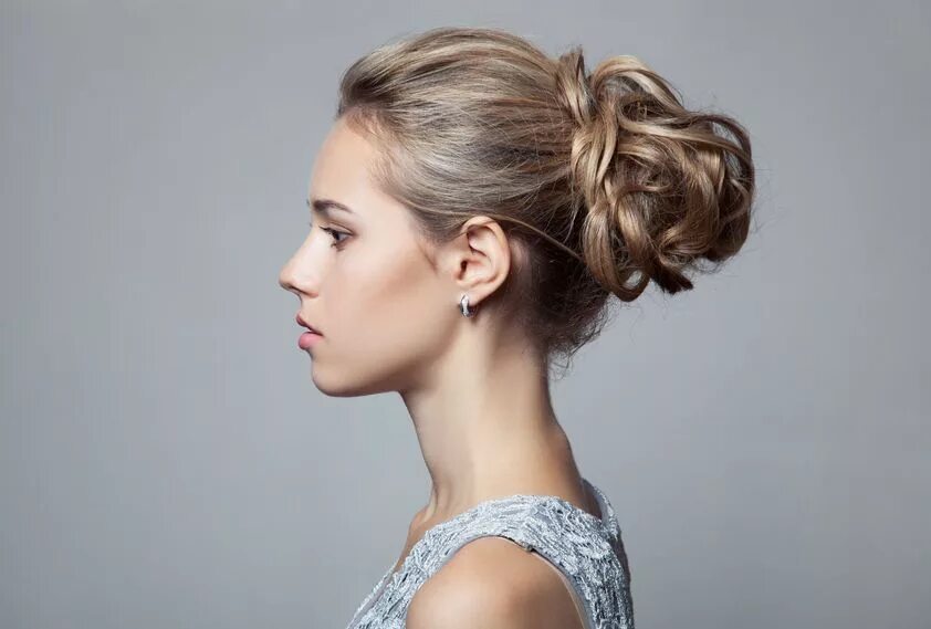 Прическа для женщины видео Loose bun Bridesmaid hair, Very short bob hairstyles, Short wavy hair