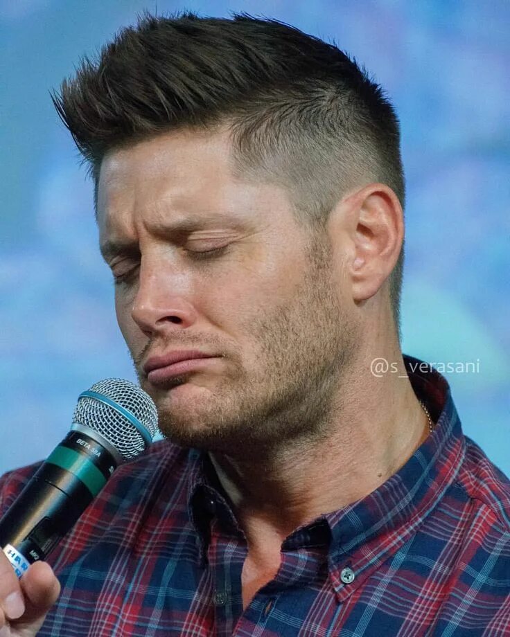 Прическа дженсена эклза 2024 @s_verasani) on Instagram: "#JIB8 @jensenackles singing Firework by Katy Perry J