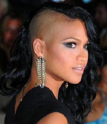 Прическа е женская Cassie Half shaved hair, Shaved hair, Celebrity hairstyles