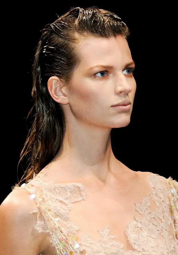 Прическа эффект мокрых волос How to: Alberta Ferretti's ocean goddess hairstyle Fashion week hair