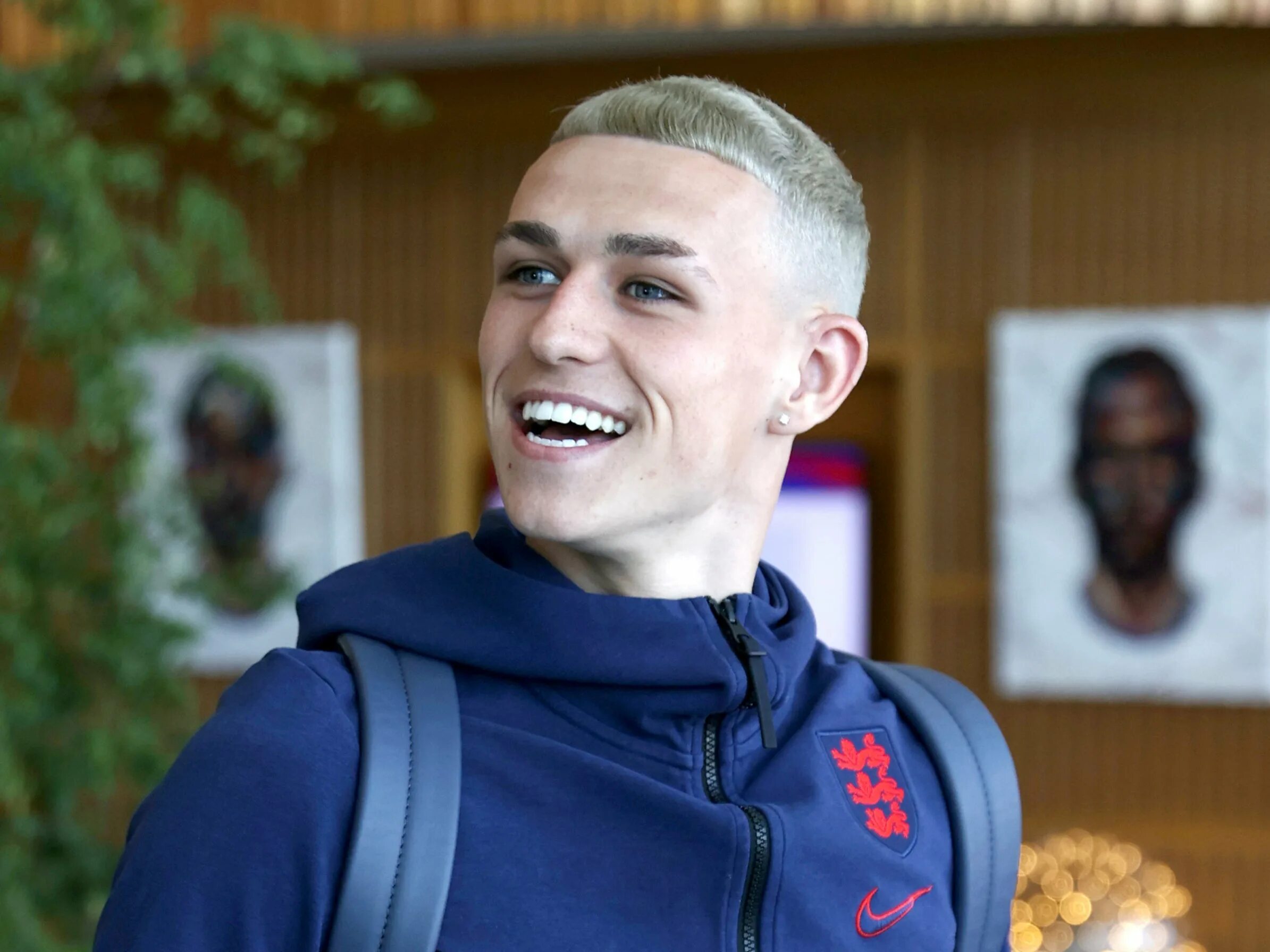 Прическа фодена 2024 England youngster Phil Foden explains new bleach blonde hairstyle and 'Gazza' in