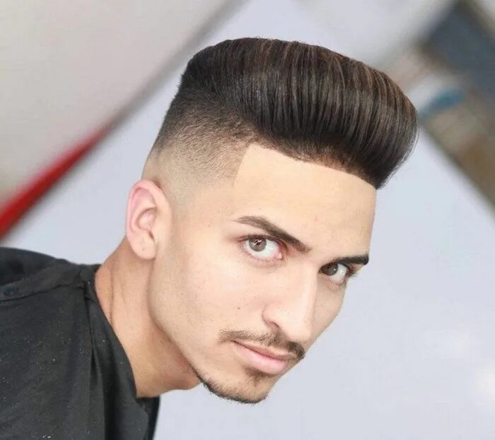 Прическа фото картинки Coupe pompadour - le vintage en tête Pompadour fade haircut, Mens hairstyles pom