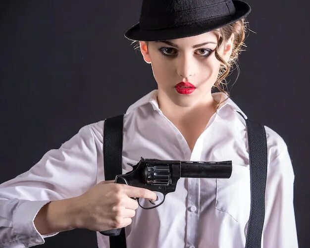 Прическа гангстера женская Premium Photo Young female gangster holding the gun.