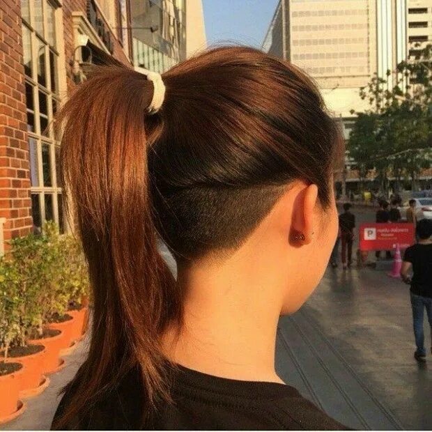 Прическа где сзади волосы длиннее Pin on hair Undercut long hair, Long hair styles, Undercut hairstyles