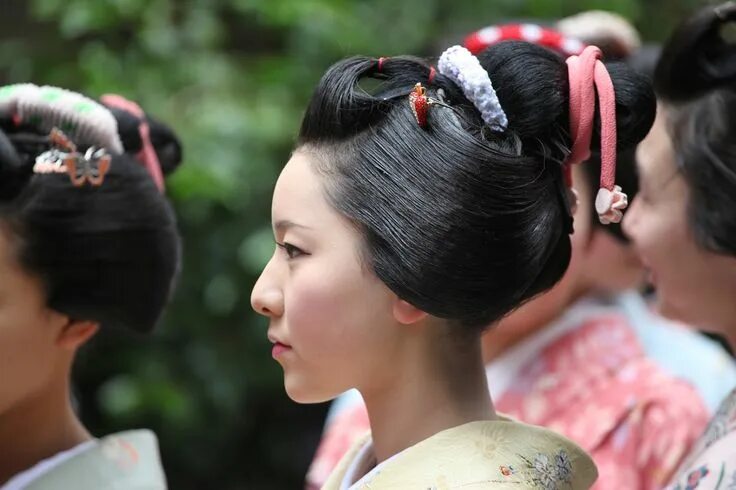 Прическа гейши фото Maiko Makino in Kyoto streets Hair cuts, French twist hair, Hair styles