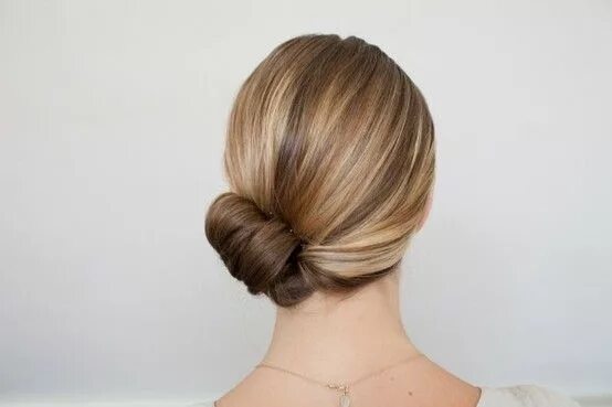 Прическа гладкий пучок на средние side twist to avoid helmet hairstyles..step by step Side bun hairstyles, Hair le