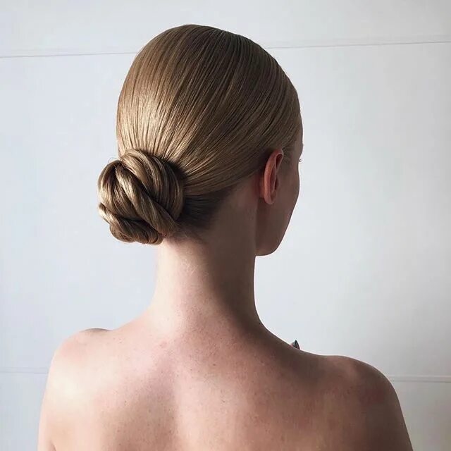 Прическа гладкий пучок на средние волосы Wedding Bun Hair Wedding hair inspiration, Medium length hair styles, Updos for 