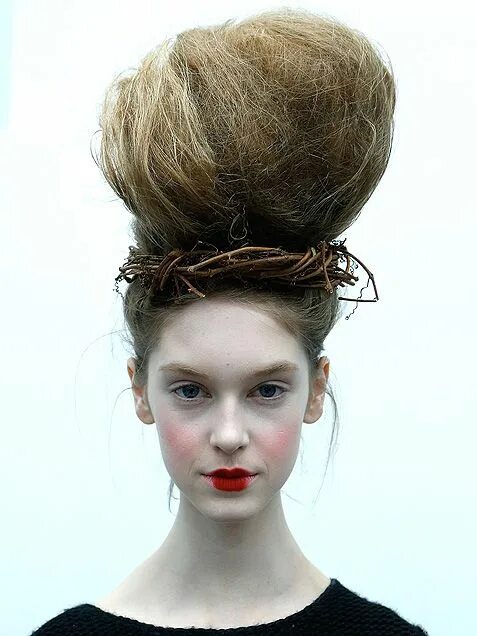 Прическа гнездо Fashion Week hair & makeup looks that scare us Fashion week hair, Black hair mak