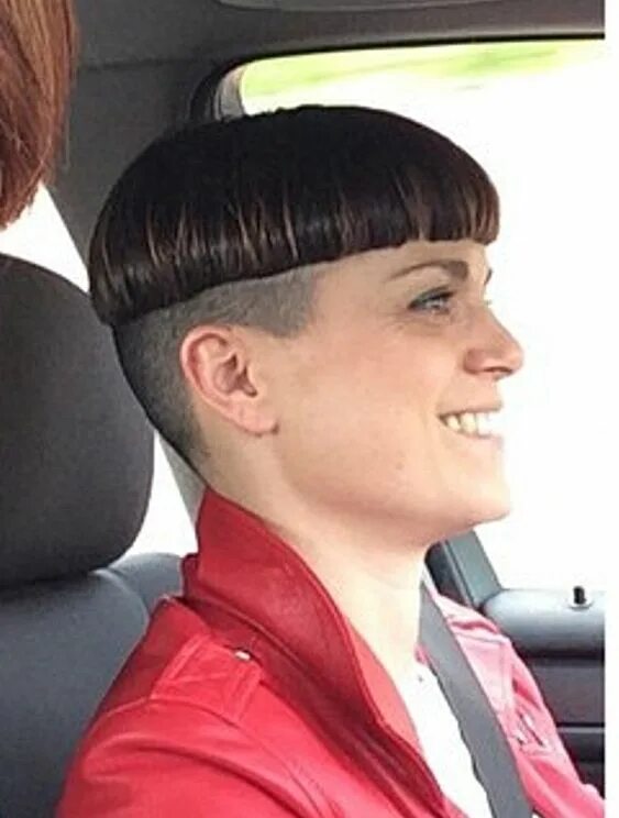 Прическа горшок женская фото Trendy Bowlcut Hairstyle