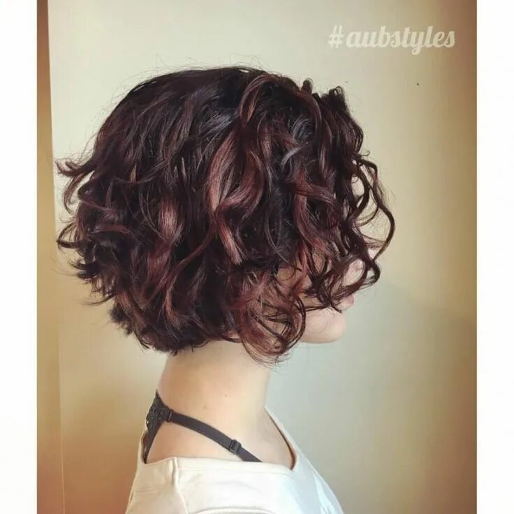 Прическа градуированное каре кучерявая Image result for short curly bob Short curly hairstyles for women, Short curly h