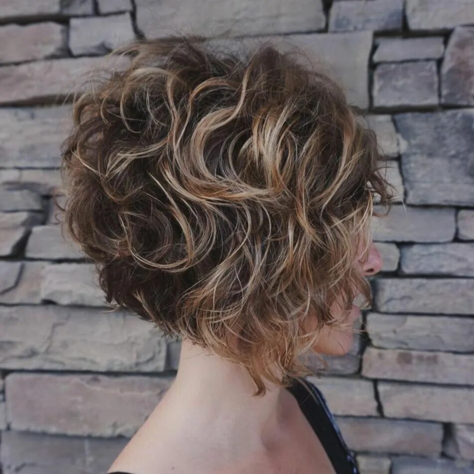 Прическа градуированное каре кучерявая Inverted Bob for Loose Curls Bob haircut curly, Short curly bob hairstyles, Wavy