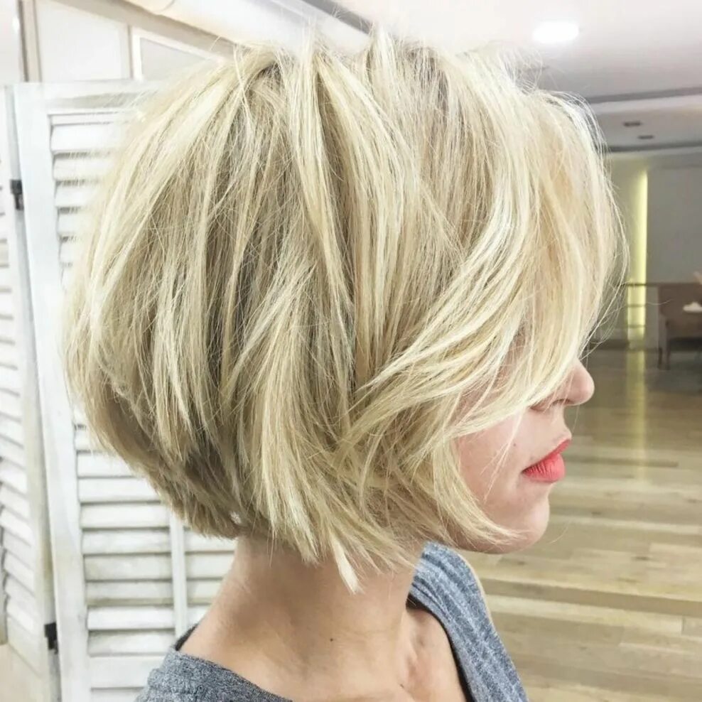 Прическа градуированное на средние Short Blonde Bob With Layers For Fine Hair Choppy bob hairstyles, Short thin hai