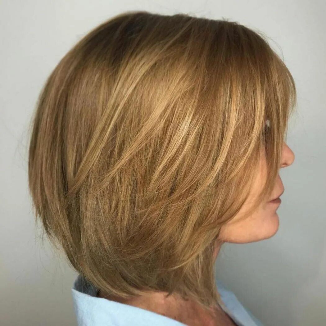 Прическа градуированное на средние Golden Brown Layered Bob Short hair styles for round faces, Long hair styles, Me