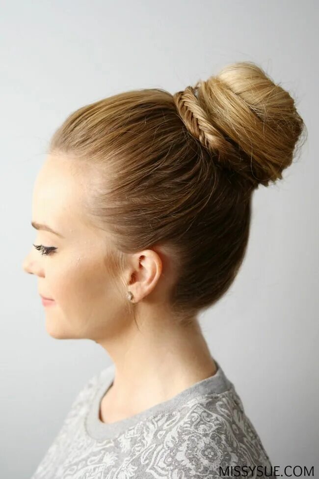 Прическа гулька Fishtail Embellished Top Knot MISSY SUE Wedding hairstyles, High bun hairstyles,