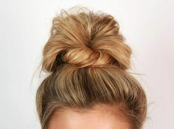 Прическа гулька на голове женская Messy Buns That'll Still Have You Looking Polished Coques de cabelo, Penteados, 