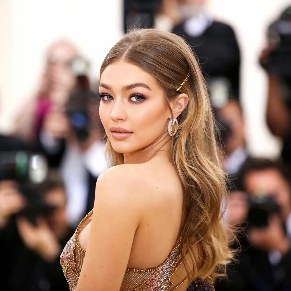 Прическа хадид Gigi Hadid Bridesmaid hair makeup, Wedding hair inspiration, Guest hair