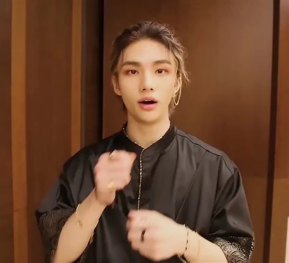 Прическа хенджина 2024 Hyunjin's Captivating Style in the God's Menu Era