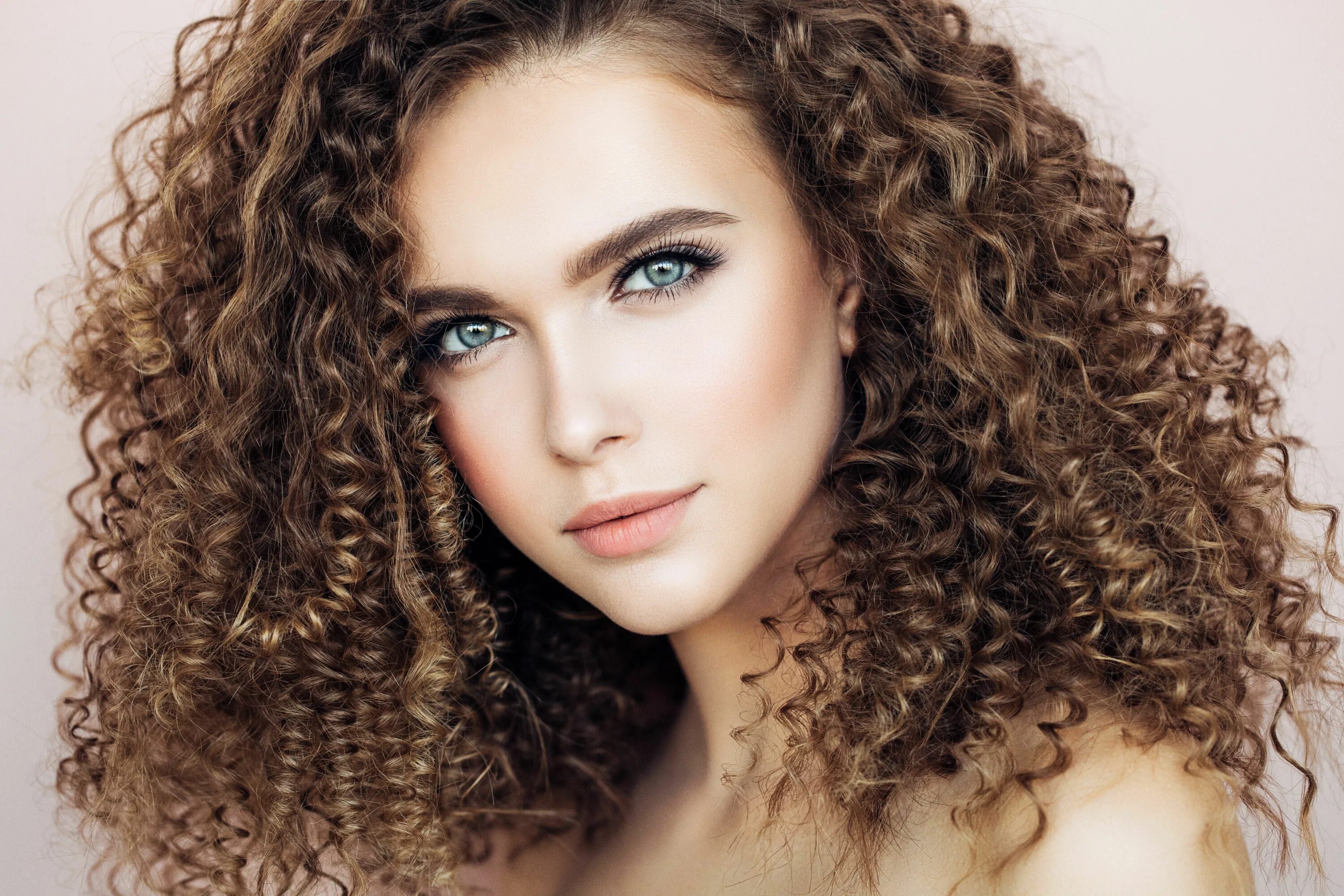 Прическа химия на длинные What Is Hair Plopping, and Will It Really Change My Curls? Curly hair styles, Dy