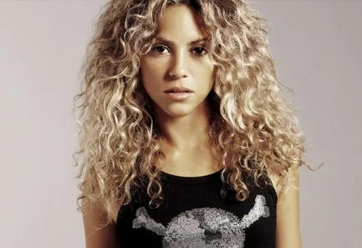 Прическа химия женская на длинные волосы Tumblr Shakira, Shakira hair, Curly hair styles