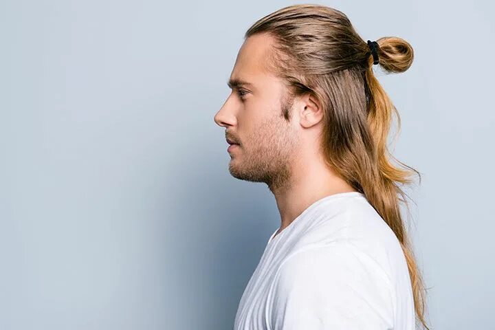 Прическа хвост на длинные волосы мужская 15 Stylishly Long Hairstyles And Haircuts For Teenage Guys Man bun hairstyles, G