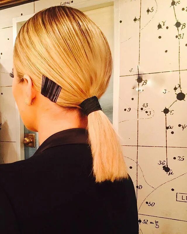 Прическа хвост на короткие волосы Khloé on Instagram: "All in the details @cesar4styles" Cute ponytail hairstyles,