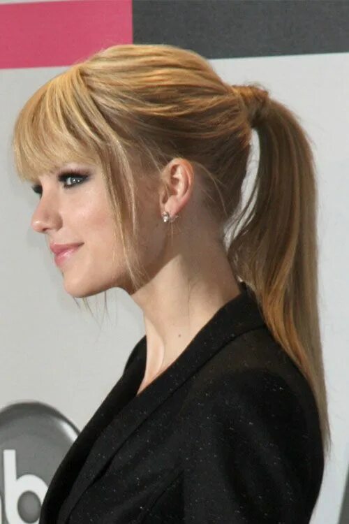 Прическа хвост с челкой фото taylor-swift-hair-2010 Taylor swift hair, Taylor swift bangs, Hairstyles with ba