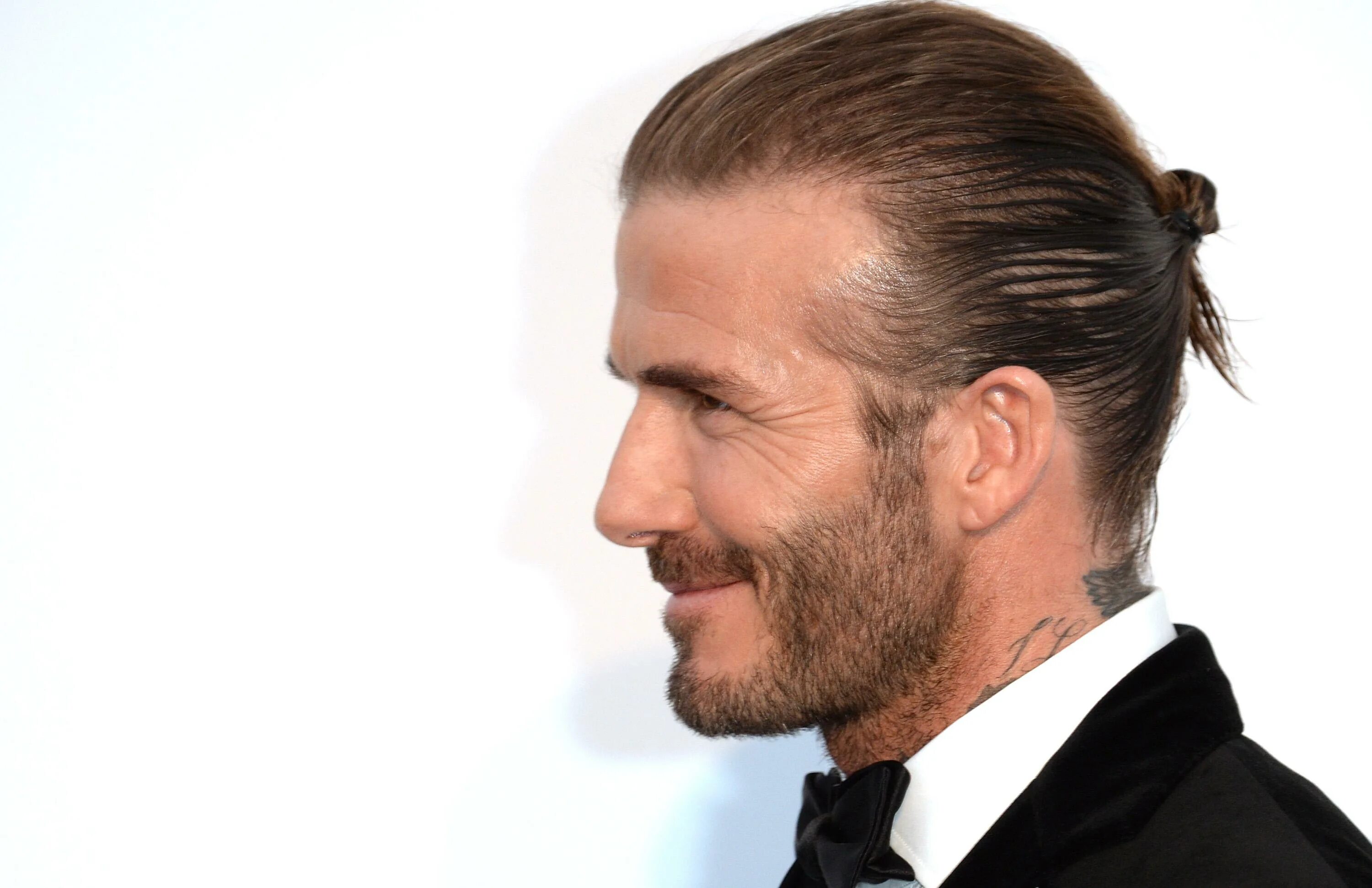 Прическа хвост с челкой мужская David Beckham brings back his famous man bun as he's surrounded by stunning girl