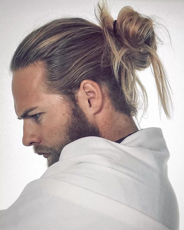 Прическа хвост с челкой мужская Lasse L. Matberg on Instagram: "#manbun #robe #winteriscoming ❄ ️❄" Man bun hairs