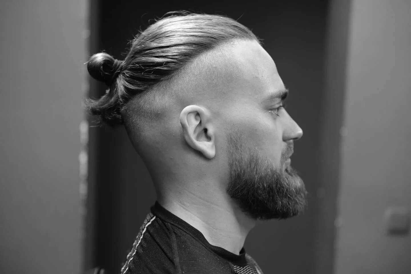 Прическа хвостик мужской короткий Топ-Кнот (Top Knot) - мужская стрижка FIRM Barbershop