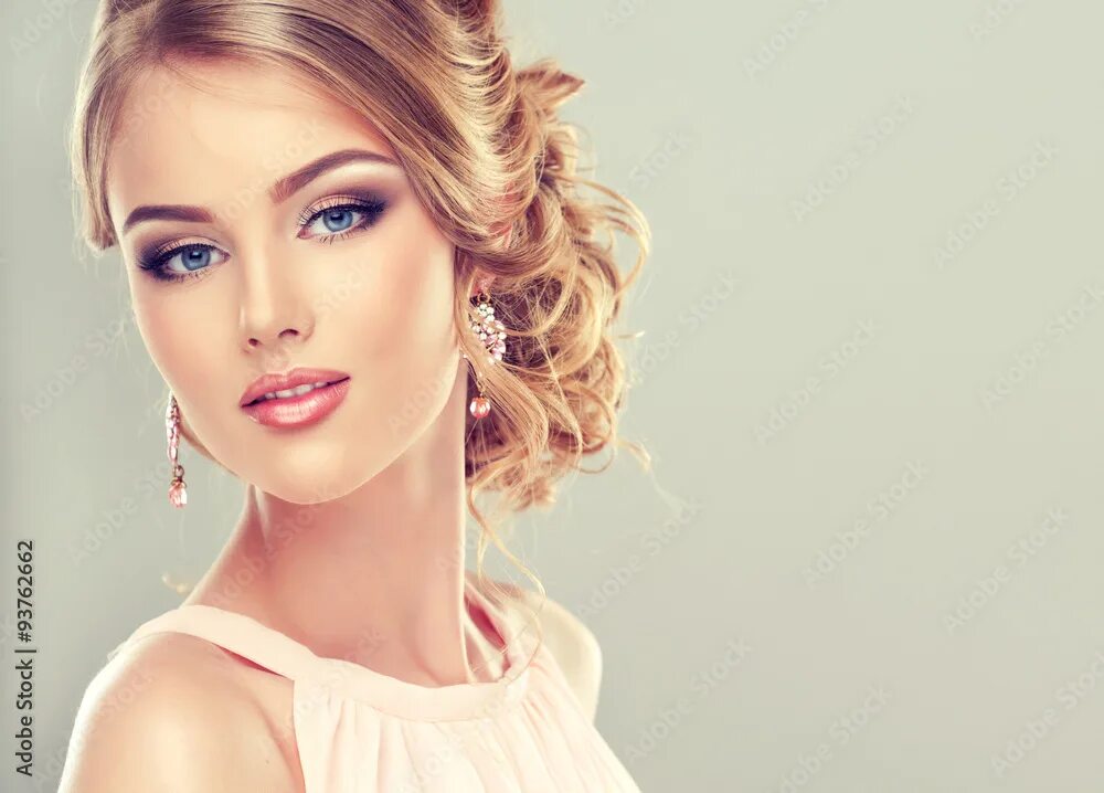 Прическа и макияж образы фото Beautiful model with elegant hairstyle . Beautiful woman with fashion wedding ha